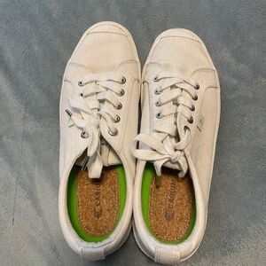 White Cariuma Shoes 8.5 Women's